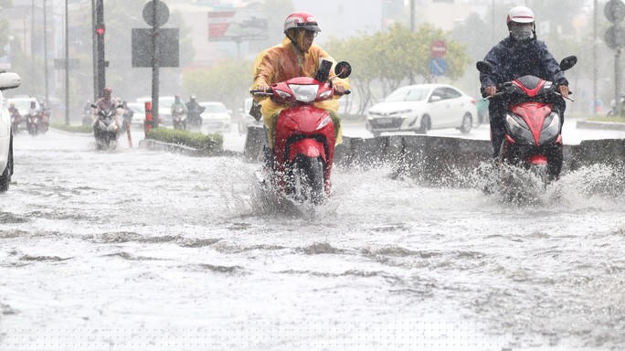 Hôm qua (19-5), mưa lớn cũng đổ xuống trên diện rộng ở TP HCM vào tan tầm buổi chiều. Mưa khiến thời tiết đỡ ngột ngạt hơn sau nhiều ngày nắng gay gắt, nhưng do xảy ra trong giờ cao điểm khiến giao thông ùn ứ trên nhiều tuyến đường.