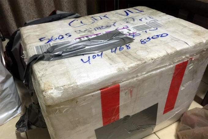 ... khi về tới Nội Bài lại được dán bằng băng dính xám (ảnh FBNV).