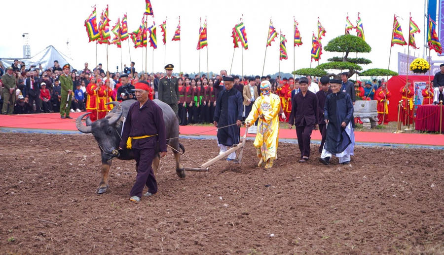 Bô lão Nguyễn Ngọc An (được chọn để vào vai vua Lê Đại Hành), thực hiện nghi lễ nhập linh khí quân vương đi những sá cày đầu tiên mở hội Tịch điền. (Ảnh: ninhbinh.gov.vn)