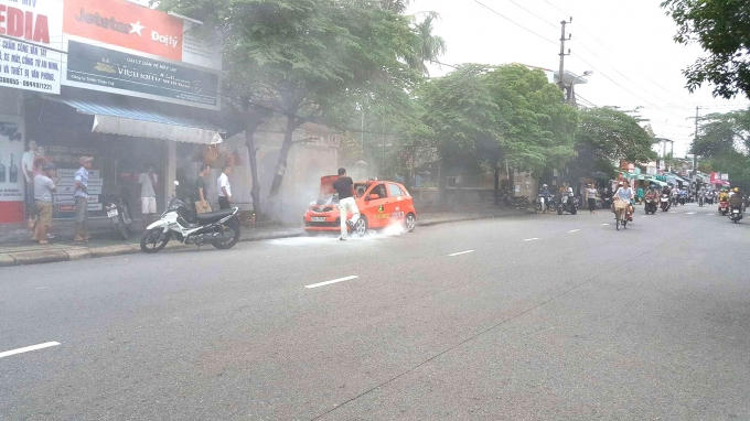 Người dân đã kịp thời chữa cháy cho chiếc xe taxi.