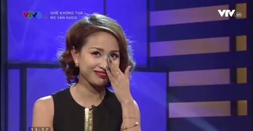 Vân Hugo nghẹn ngào khi chia sẻ về bệnh tình của mình.