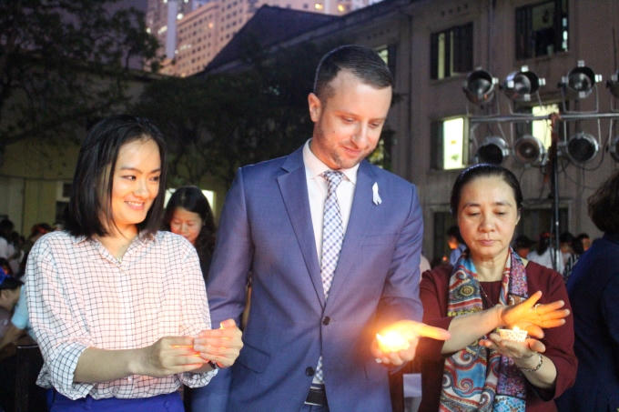 Đại diện Đại sứ quán Australia tại Việt Nam cùng thắp nến chống bạo lực gia đình.