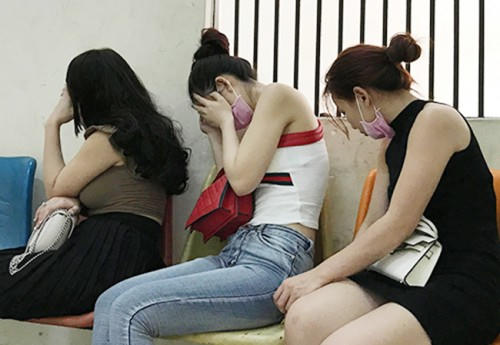 Ba cô gái đang bán dâm thì bị công an bắt giữ. Ảnh TTXVN