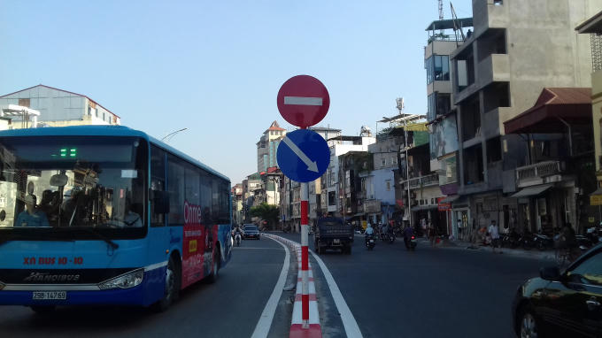 Biển chỉ dẫn giao thông 2 bên đầu cầu.