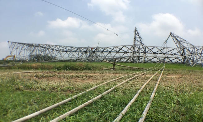 Cây cột điện khổng lồ, nằm sõng soài giữa cánh đồng, truớc sự ngỡ ngàng của bà con nông dân.
