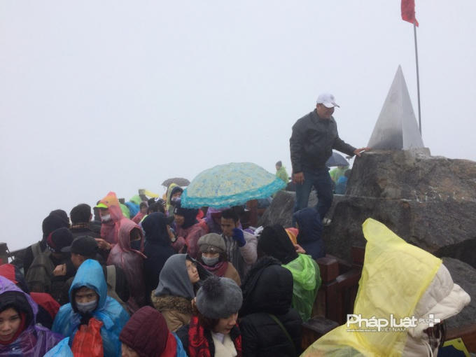 Nhiều du khách hụt hẫng vì đỉnh Fansipan đông nghẹt.