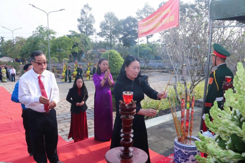 Máu xương của các anh hùng liệt sĩ đã hòa quyện trong từng tấc đất quê hương