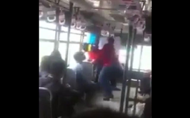 Clip hot: Thanh niên móc túi trên xe bus gặp ngay... công an
