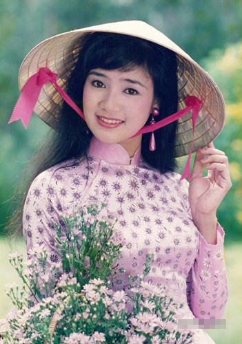 Thu Hà sinh năm 1969, cô được đánh giá là một trong những mỹ nhân màn ảnh Việt những năm 90 bên cạnh những cái tên như Việt Trinh, Diễm Hương, Y Phụng...