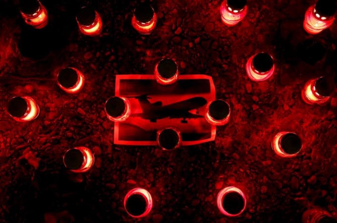 Tại nhiều nước như Ukraine, người dân đã tới Đại sứ quán Nga đặt hoa và nến tưởng niệm những người thiệt mạng. (Ảnh: Reuters)