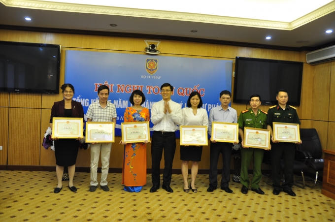 Các cá nhân có thành tích xuất sắc được tặng Băng khen.