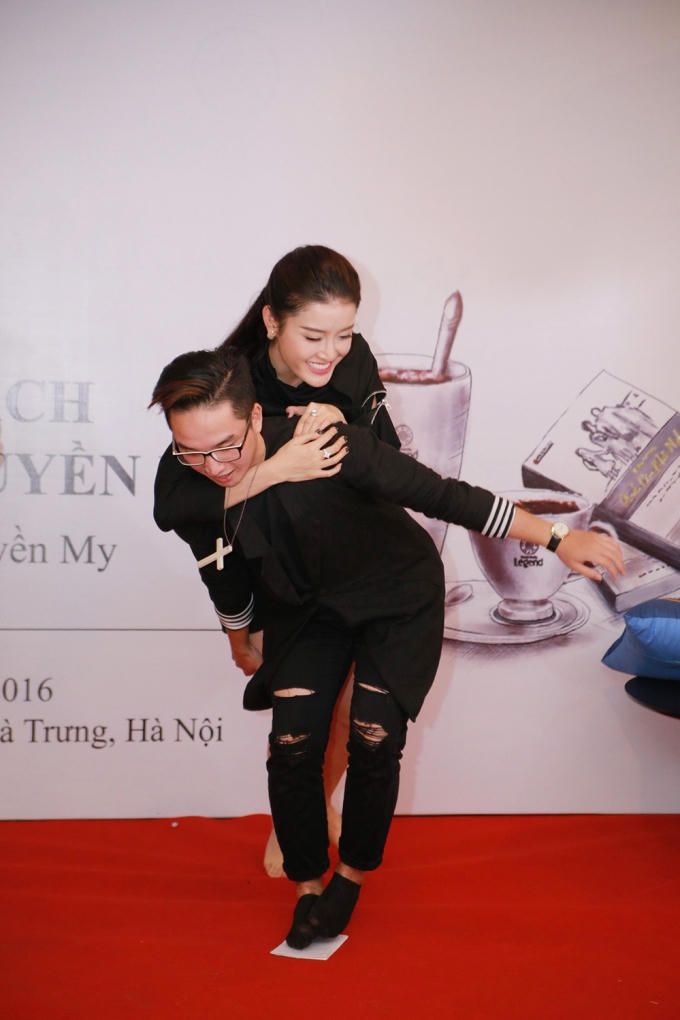 Á hậu Huyền My thổ lộ rất muốn lấy chồng trong buổi họp fans
