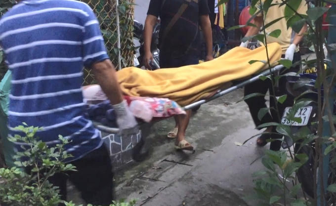 Thi thể ông S được đưa đi