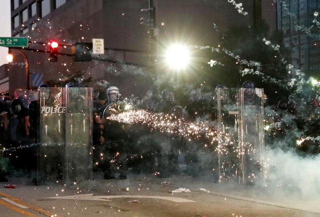 Người biểu tình ném pháo vào cảnh sát ở Atlanta, Georgia(Ảnh: Reuters)