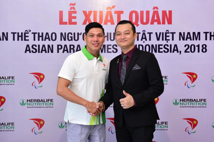 Ông Phạm Tường Huy, Tổng Giám Đốc Herbalife Việt Nam động viên Võ Thanh Tùng (VĐV bơi lội được Herbalife tài trợ dinh dưỡng dài hạn) trong buổi lễ xuất quân. Với phong độ ổn định, Võ Thanh Tùng đã xuất sắc giành HCV, đồng thời phá kỷ lục ở nội dung 50m bơi ngửa nam vào ngày 8/10.