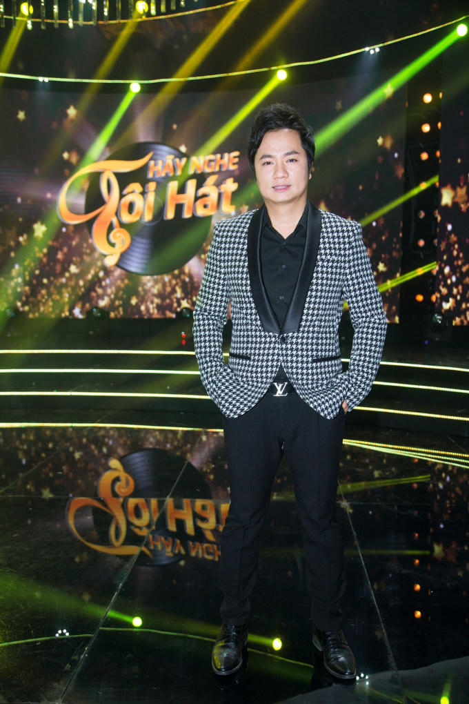 Phi Nhung khoe vẻ đẹp bí ẩn khi làm giám khảo