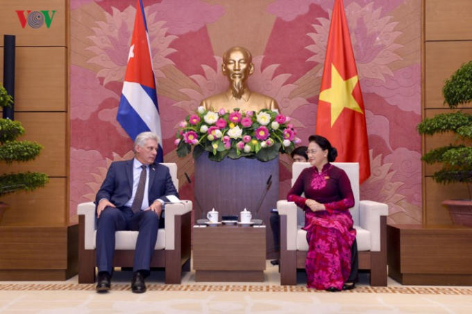 Chủ tịch Quốc hội Nguyễn Thị Kim Ngân chia sẻ với Chủ tịch Cuba về quá trình đổi mới và những hoạt động của Quốc hội gần đây, đóng góp vào phát triển kinh tế xã hội, hội nhập quốc tế của đất nước cũng như vào việc phát triển quan hệ Việt Nam - Cuba.