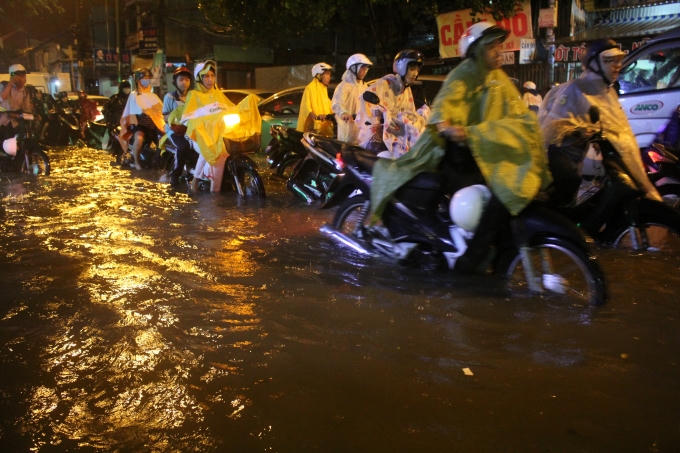 Dòng người dắt bộ xe máy trên đường Đinh Bộ Lĩnh, đoạn qua bến xe miền Đông quận Bình Thạnh.