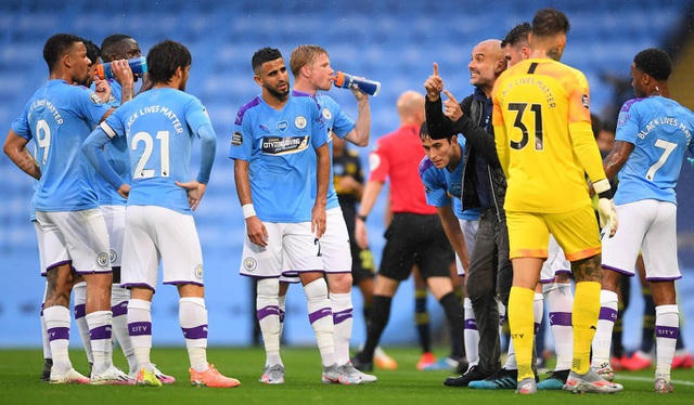 Guardiola tranh thủ nhắc nhở các học trò khi trận đấu tạm dừng một phút cho các cầu thủ uống nước