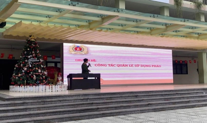 Báo cáo viên hướng dẫn, phổ biến các quy định của pháp luật về phòng, chống vũ khí, vật liệu nổ, công cụ hỗ trợ.