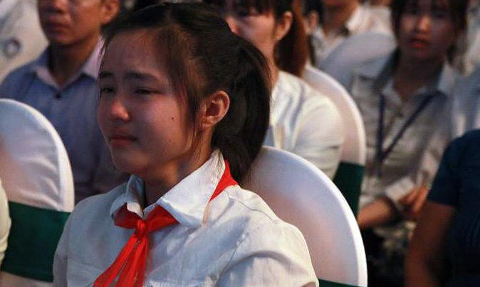 Anh Thư bật khóc khi được nhận giải. (Ảnh: Vietnamnet)