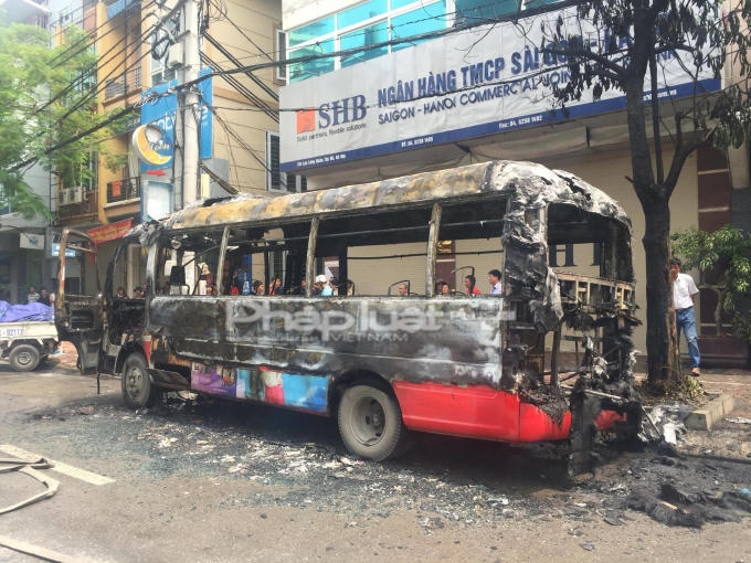 Chiếc xe bus tuyến số 13 cháy rụi sau ngọn lửa thổi bùng lên.