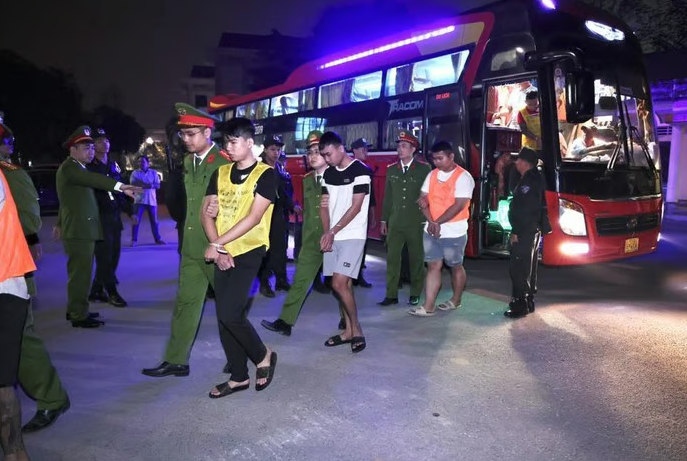 Công an di lý các đối tượng liên quan về Việt Nam.