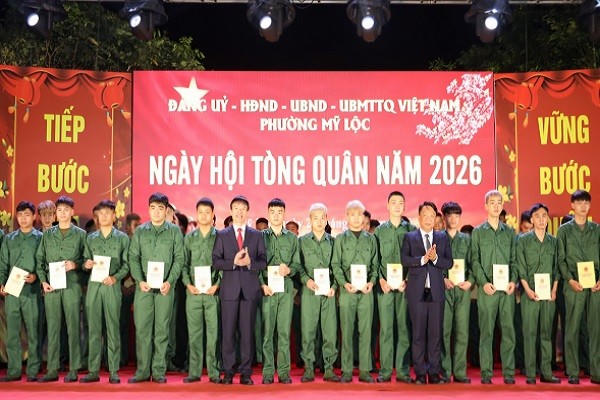 Lãnh đạo phường Mỹ Lộc tặng quà cho các thanh niên trúng tuyển nghĩa vụ quân sự, nghĩa vụ công an nhân dân năm 2026 và các quân nhân xuất ngũ năm 2026.