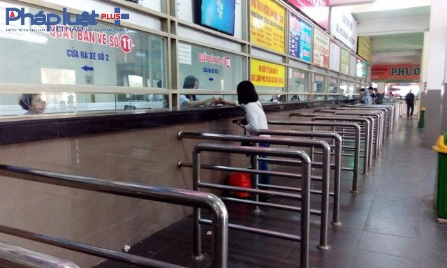 Quầy bán vé của bến xe Giáp Bát vắng lặng lạ thường ngày đầu nghỉ lễ.