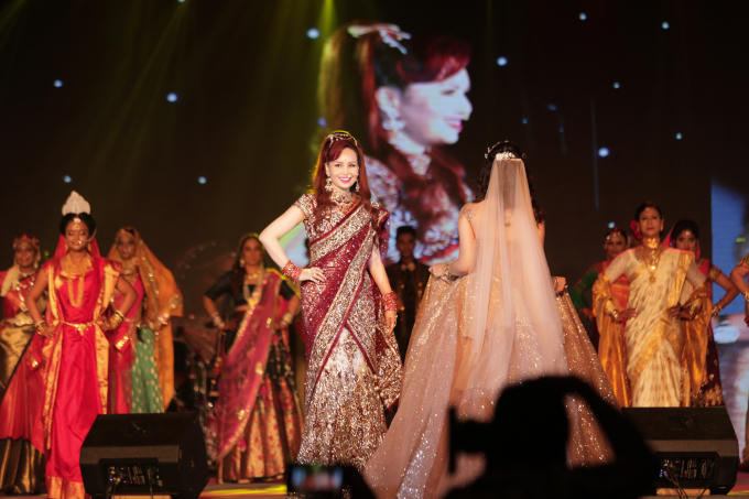 Hoa hậu Nguyễn Diệu Hoa sinh năm 1969 tại Hà Nội, đăng quang Hoa hậu toàn quốc do Báo Tiền Phong tổ chức năm 1990. Khi đăng quang, cô đang là sinh viên năm thứ 4, khoa Tiếng Nga, Đại học Ngoại ngữ Hà Nội.