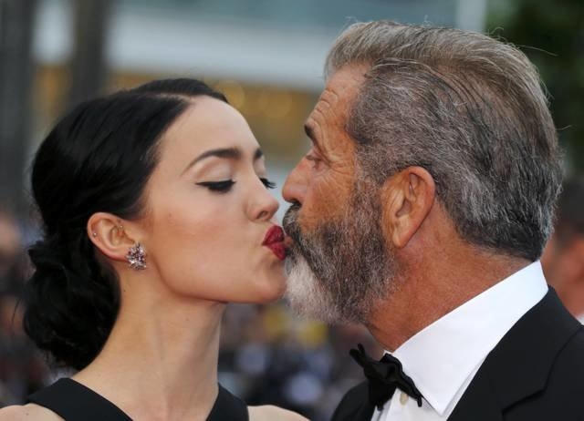 Mel Gibson và bạn gái Rosalind Ross hôn nhau khi dự lễ trao giải Cannes tối 22/5 (giờ Pháp).