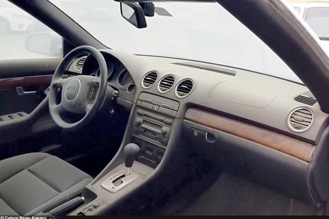 Nội thất sang trọng của một chiếc Audi bị bụi sa mạc phủ kín.