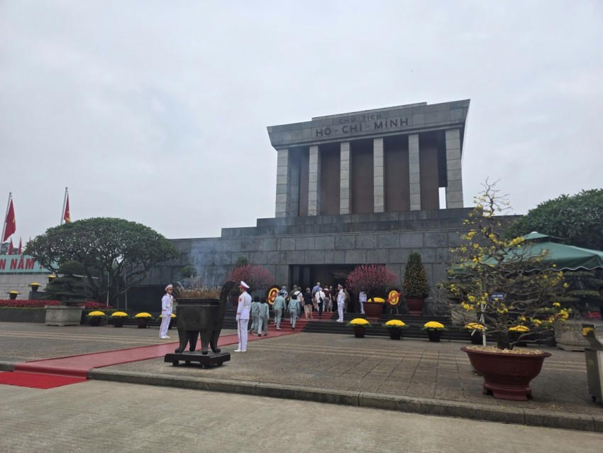 Vào Lăng viếng Bác dịp năm mới đã trở thành thông lệ đối với nhiều gia đình với hy vọng một năm mới bình an.