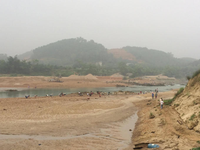 Ph&uacute; Thọ: H&agrave;ng trăm người chen ch&uacute;c đ&agrave;o bới t&igrave;m đ&aacute; qu&yacute; tr&ecirc;n s&ocirc;ng Chảy
