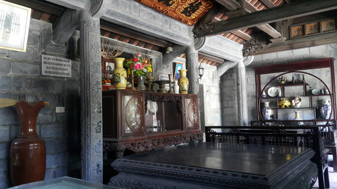 Phải mất tới 2 năm ngôi nhà đá độc đáo này mới hoàn thành, nằm ngay vị trí đắc địa giữa làng. Với kiến trúc nhà 5 gian, gồm 3 gian giữa và 2 gian bên đặc trưng của vùng Bắc Bộ xưa.