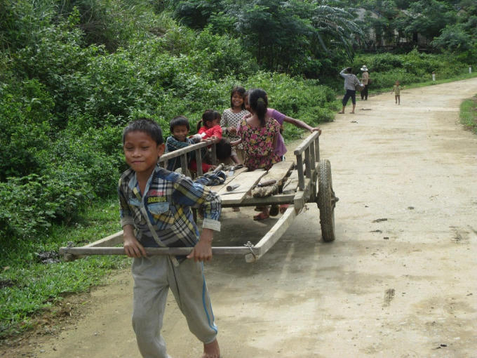 Trẻ em người Rục đang nô đùa.