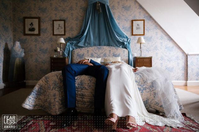 Chỉ có chân của cô dâu và chú rể xuất hiện trong bức ảnh chụp năm 2017 của Maxime Faury, nhưng sự thân mật vẫn có thể nhìn thấy qua cách chú rể dựa chân mình vào cô dâu.