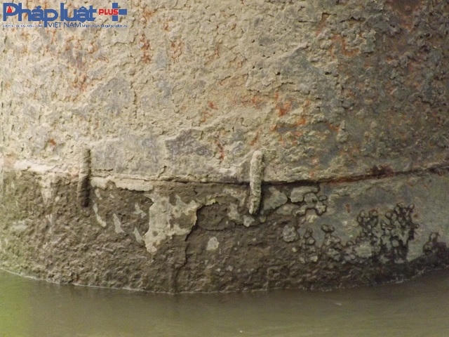 Những vết hoen gỉ đang ăn sâu vào mố chân cầu.