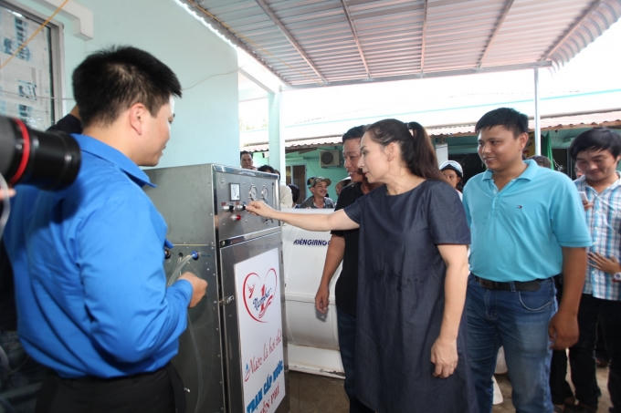Ca sĩ Phi Nhung - Đại sứ chương trình Nước ngọt nghĩa tình vận hành khởi động máy lọc nước mặn thành nước ngọt tại Kiên Giang