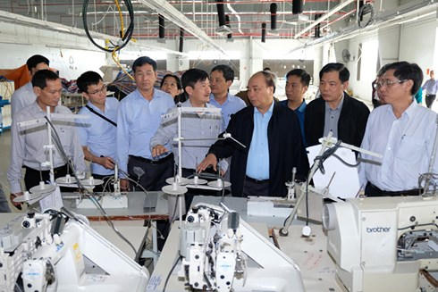 Ảnh 2. Thủ tướng chia sẻ với Tổng Công ty Khatoco và đề nghị lãnh đạo công ty nhanh chóng khắc phục hậu quả, sớm hoạt động sản xuất trở lại (ảnh: VOV)