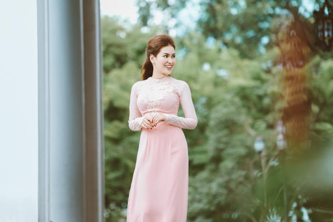 Thiết kế mang hơi hướng cổ điển với tà dài, tay ôm, chiết eo sát hông giúp nàng Hoa hậu khoe khéo thân hình đồng hồ cát một cách triệt để.