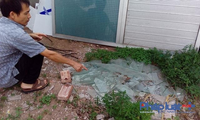 Rất nhiều kính bị vỡ vụ sau vụ ẩu đả.