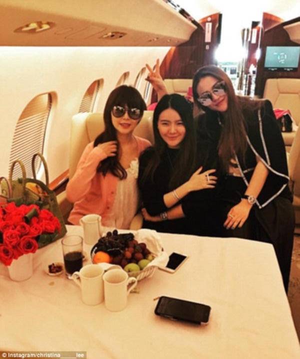 Christina Lee cùng 2 cô bạn đang đi du lịch bằng phi cơ riêng.