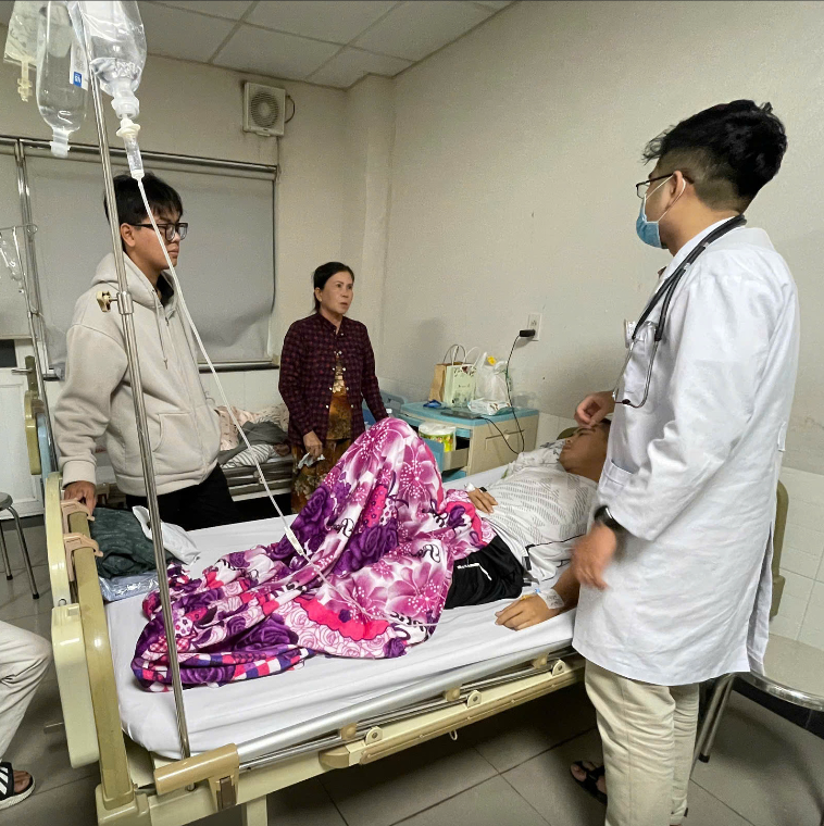 Các nạn nhân bị ngộ độc bánh mì ở Phan Thiết điều trị tại bệnh viện. Ảnh: Đức Trong