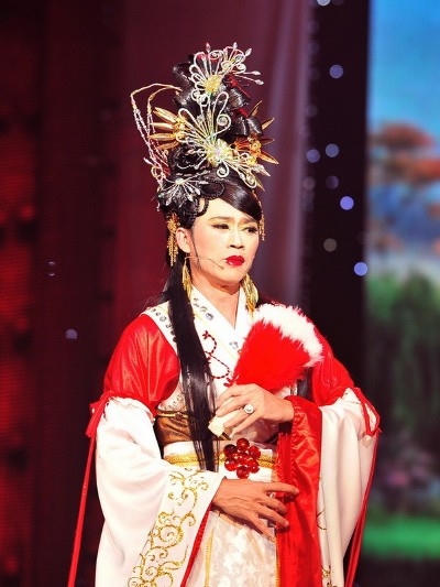 Hoài Linh hóa thân với vai diễn cổ trang, nhìn ở góc này, nếu ai không biết sẽ nghĩ đây là con gái chính hiệu.