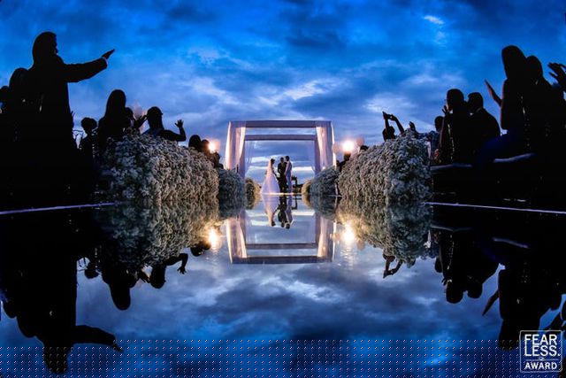 Bầu trời đêm phản chiến trên lối đi trong bức ảnh cưới chụp năm 2019 của nhiếp ảnh gia David Hofman.