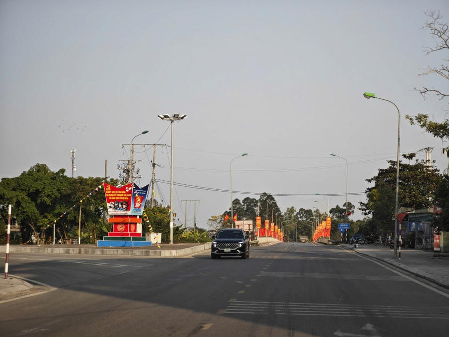 Các tuyến đường trên địa bàn xã Hải Hà được trang trí pano, cụm cổ động trực quan, treo cờ đồng bộ, tạo không khí trang trọng, phấn khởi chào mừng Đại hội Đảng toàn quốc lần thứ XIV và Xuân mới. Ảnh: Nguyễn Quang.