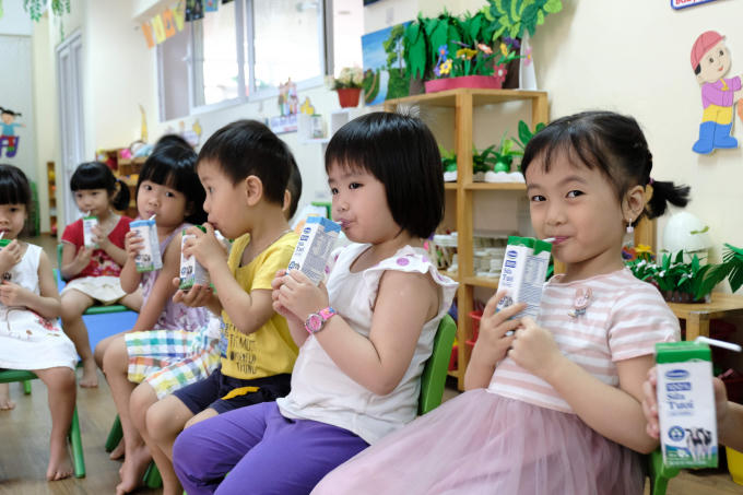 Các em học sinh hào hứng trong giờ uống sữa học đường