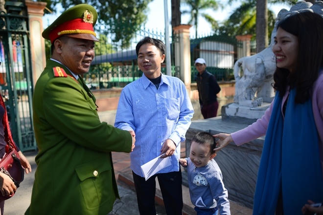 Cán bộ trại giam tiễn các phạm nhân, dặn dò không được tái phạm.