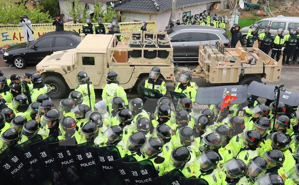 Xe chở hệ thống THAAD vào khu vực lắp đặt ở Seongju ngày 26/4